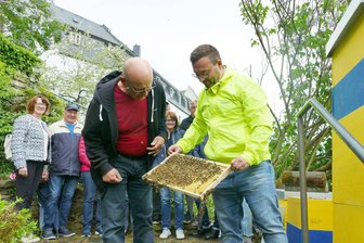 Beim Frühlingsfest zu bestaunen: Zschopau eröffnet Schau-Imkerei auf Schloss Wildeck - Hendrik Uhlmann (rechts) präsentiert Johann Kitzler und dessen Begleitern aus Niederösterreich seine Schau-Imkerei im Garten von Schloss Wildeck.