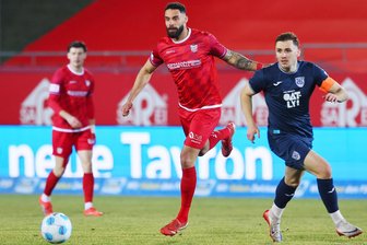 Beim FSV Zwickau angekommen: Was „Manager“ Joshua Putze im Spiel beim 1. FC Magdeburg II erwartet - Joshua Putze (Mitte) klärt in dieser Szene aus dem Heimspiel vom Dienstag den Ball vor dem Babelsberger Kapitän Nils Schätzle.