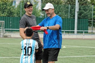 Beim Fußballcamp in Mittweida: Steffen Ziffert zwischen Basis und Oberliga - Ein kaltes Handtuch für den kleinen Messi: Der Spaß kam in dieser Woche beim Fußballcamp nicht zu kurz und gegen die schweißtreibenden Temperaturen gab es Abkühlung. 30 Kinder spielten in Mittweida unter Anleitung von Steffen Ziffert (r.). Neben Oliver Baumann (M.) vom SV Germania half noch Fabien Fritsche als Trainer mit.