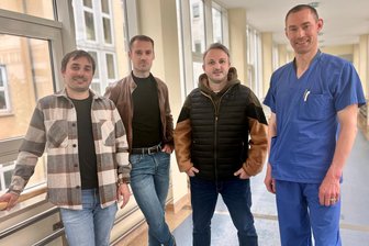 Beim Fußballspielen umgekippt: Defibrillator rettet 38-jährigem Erzgebirger das Leben - Stephan Baumgartl (2. v. r.) wurde das Leben gerettet. Das hat er Freunden wie Roberto Fricker und Nils Leonhardt sowie Oberarzt Jörg Singer (v. l.) zu verdanken. Und einem mobilen Defi.