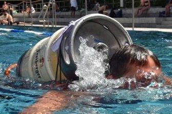 Beim Gaudiwettbewerb Fassathlon geht's mit dem Fass auf dem Rücken zur WM - Dir richtige Technik ist beim Schwimmen mit dem Fass gefragt.