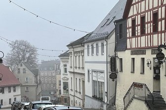 Beim Griechen: Treffpunkt für Gründer in Adorf - Im Restaurant Zum Griechen (rechts im Bild) in Adorf findet am Donnerstag ein Infoabend über Selbständigkeit statt.