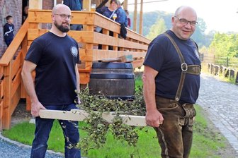 Beim Halsbrücker Oktoberfest zieht der Bierzug durch den Ort -