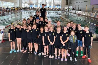 Beim Herbstschwimmfest des SV Zwickau 04: Mehr als 70 Podestplätze für die Talente des Ausrichters - Das Foto zeigt einen Teil der erfolgreichen Schwimm-Talente des SV Zwickau 04.