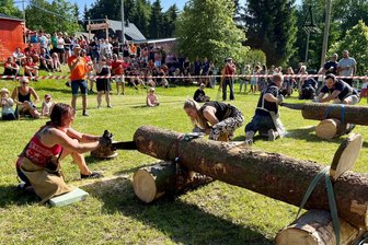 Beim Holzsägewettbewerb in Holzhau verblüffte ein Frauenteam mit Tempo - Lisa Herklotz und Romy Knorr vom Verein Skifasching Holzhau hatten die richtige Sägetechnik.