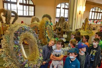 Beim Hopfen denkt Benedikt an Bier - Sachsens schönste Erntekronen und -kränze sind in der Stadtkirche in Frankenberg zu sehen, hier Drittklässler der Frankenberger Astrid-Lindgren-Grundschule.