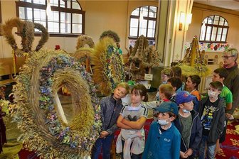 Beim Hopfen denkt Benedikt sofort an Bier - Sachsens schönste Erntekronen und -kränze sind derzeit in der Stadtkirche in Frankenberg zu sehen, hier Drittklässler der Frankenberger Astrid-Lindgren-Grundschule.