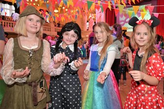 Beim Kinderfasching in der Neuen Welt in Zwickau bleibt kein Platz frei - Sarah Franz (9), Ida Lang (8), Johanna Groß (9) und Clara Herr (8) - von links - waren beim Kinderfasching in der Neuen Welt mit dabei.