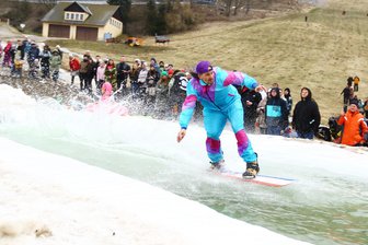 Beim „Mount Mallorca“ am Fichtelberg erweisen sich Sprungski als Geheimwaffe - Der Höhepunkt beim „Mount Mallorca“ am Fichtelberg ist der Waterslide: Heiko „Hans“ Kunze aus Thierfeld wagte sich am Sonnabend mit dem Snowboard aufs Wasser.