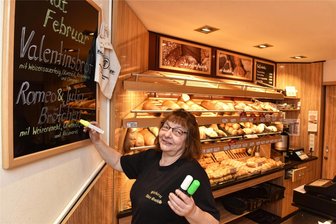 Beim Oederaner Adler-Bäcker ist der Februar Valentinsmonat: Romeo & Julia-Brötchen an der B 173 - Verkäuferin Kerstin Langheinrich schreibt die neueste Offerte für den Monat Februar an: Romeo & Julia-Brötchen sowie Valentinsbrot.
