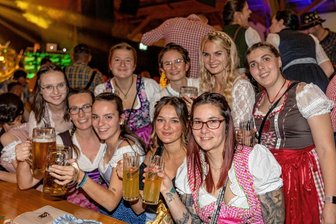 Beim Oktoberfest geht in Wernesgrün die Post ab - 
