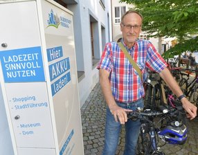 Beim Radverkehr geht es voran, aber es ist noch Luft nach oben - Geladen: Baubürgermeister Holger Reuter an den Akku-Lade-Boxen hinter dem Rathaus. Seit vorigem Jahr können hier Elektrofahrräder, Smartphones, mobile Computer und ähnliche Geräte Energie tanken.