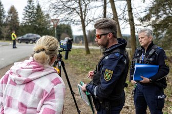 Beim Rasen von der Polizei erwischt: Hier treten Vogtländer besonders gern aufs Gaspedal - Die Polizeihauptmeister Philipp Funke (Mitte) und Volker Albert im Gespräch mit einer Kraftfahrerin, die ein bisschen zu schnell war. Sie darf sich davon überzeugen, welchen Wert das Lasermessgerät ermittelt hat. In Oberwinn fuhren innerhalb einer Stunde sieben Kraftfahrer zu schnell. Tempo 76 war das schnellste.