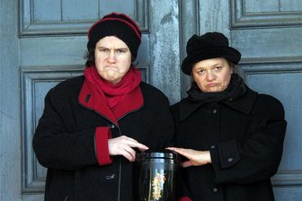 Beim Reichenbacher Theatersonntag gibt es einen Roadtrip - Zwei Schwestern wollen die Asche der Mutter zum Gab ihres Vaters bringen. Das endet in einem Roadtrip.