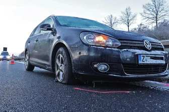 Beim Reifenwechseln auf der B93 überfahren: Zwickauer Gericht verhängt Strafe gegen Unglücksfahrer - Am 19. Januar 2023 blieb ein VW-Golf auf der B 93 mit einer Reifenpanne liegen. Ein damals 32 Jahre alter Autofahrer übersah den Fahrer auf der Fahrbahn. Der Mann starb noch an der Unfallstelle.