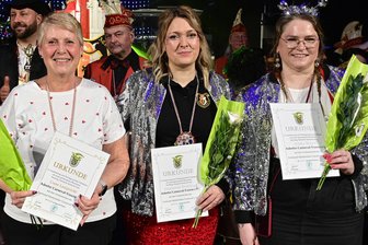 Beim Rosenmontagsball in Adorf fließen nicht nur Abschiedstränen - Liane Lamprecht (links), Stephanie Brittling (Mitte) und Käthy Schütze wurden geehrt.