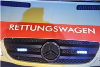 Beim Rückwärtsfahren Fußgänger in Werdau übersehen: 81-Jähriger schwer verletzt - Der angefahrene Rentner wurde in ein Krankenhaus gebracht.