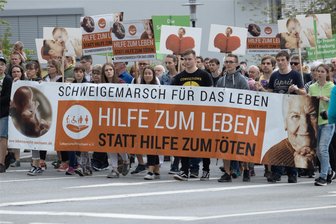 Beim Schweigemarsch im Erzgebirge wird es wieder laut werden - Schweigemarsch 2023. Organisator der diesjährigen Veranstaltung, die zum 13. Mal stattfindet, ist der Verein „Lebensrecht Sachsen“. Dessen Vorsitzende ist die Zwönitzerin Susanne Georgie.