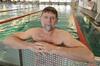 Beim Seniorenschwimmfest des SV Zwickau 04: Vereinsvorsitzender beweist seine Vielseitigkeit - Vereinschef Christoph Kraus vom SV Zwickau 04 nimmt auch mit 70 selbst noch an Wettkämpfen teil.