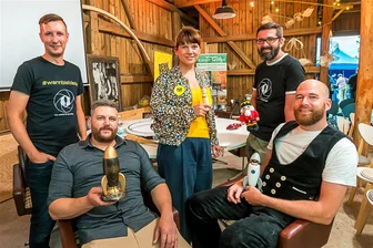 Beim Spielzeugmacherfestival in Seiffen widmen sich Kreative dem Thema Holzspielzeug - Mario Kaden, Markus Füchtner, Projektleiterin Genia Schlesier, Ronny Hoyer und Tom Neubert (v.l.).