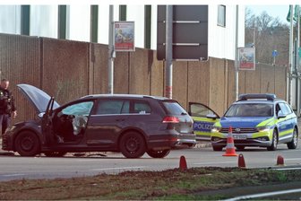 Beim Spurwechsel in Zwickau zusammengestoßen: 52-jähriger Pkw-Fahrer verletzt - Auf der Talstraße in Zwickau sind am Freitag zwei Autos beim Spurwechsel kollidiert.