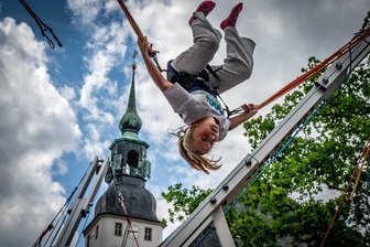 Beim Stadtfest steht Frankenberg schon mal kopf - Charlotte (9) springt fast so hoch wie der Kirchturm in Frankenberg.