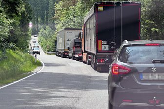 „Beim Straßenbau wundert mich nichts mehr“: Posse um Umleitung im Erzgebirge - Auf der Staatsstraße 222 zwischen Geyer und Elterlein gibt es einige Engstellen. Aktuell verschärft sich die Situation.