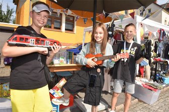 Beim Straßenfest in Flöha wird die Rudolf-Breitscheid-Straße für einen Tag zur Partymeile - Zu den Flohmarkt-Teilnehmern beim Straßenfest in Flöha gehörten Lino, Marie und Leopold (v.l.) aus der 5a des Gymnasiums.