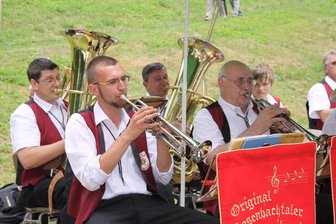 Beim Tobertitzer Dorffest wird nicht nur gefeiert - Die Original Rosenbachtaler Blasmusikanten geben am Samstagnachmittag ein Konzert.
