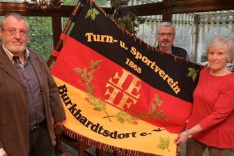 Beim TSV Burkhardtsdorf weht ein frischer Wind - Klaus Kischkewitz (Mitte), Manfred Irmscher und Ellen Viehweger präsentieren die Vereinsfahne.