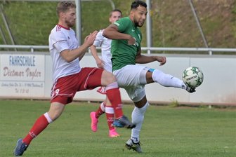 Beim TSV Flöha wird weiter an der Trainerfrage gearbeitet - Muss aktuell auf und neben dem Platz in die Bresche springen: Co-Trainer Tom Göckeritz (l.), hier beim Spiel gegen Thalheim, betreut derzeit zusammen mit dem erfahrenen Kai Eckardt das Flöhaer Team.