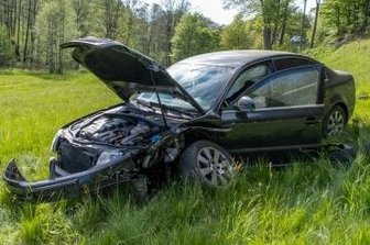 Beim Überholen frontal kollidiert - Nach einem Frontalzusammenstoß mit einem BMW kam ein Skoda am Donnerstagnachmittag in Großolbersdorf auf einem Feld neben der Scharfensteiner Straße zum Stehen.