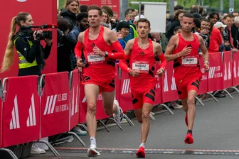 Beim Valencia Marathon: Wie Sebastian Hendel aus einem durchwachsenen Jahr doch noch ein gutes machen will - Das Foto zeigt Sebastian Hendel (links) bei einem 10-Kilometer-Straßenlauf im April in Herzogenaurach.