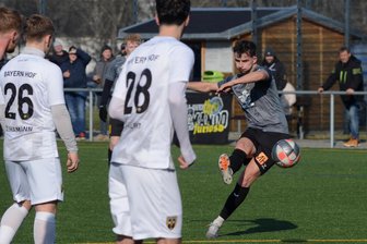 Beim VfB Auerbach geht es endlich weiter: Duell gegen den Tabellenletzten könnte die Türe nach oben wieder öffnen - Auerbachs Felix Hache (rechts) im Testspiel gegen Bayern Hof bei einem direkten Freistoß. Zum Wiederbeginn hat der Coach mit ihm Einiges vor.