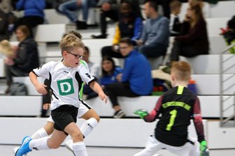 Beim VfB Empor Glauchau ist alles bereit für den Budenzauber - Hatten 2020 ihren Spaß: Die F-Junioren des VfB Empor Glauchau (weiß) und Erzgebirge Aue beim Hallencup.