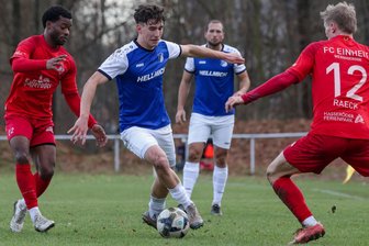 Beim VfB Empor Glauchau richten es die Youngster: Mit welchem coolen Spruch ein 19-Jähriger sein Premierentor kommentiert - Richard Rühling (Mitte) krönte sein Startelfdebüt beim VfB Empor Glauchau am Sonntag mit seinem ersten Saisontor.