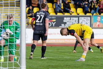 Beim VFC Plauen gibt es nach der dritten Saisoniederlage viele Fragezeichen - Hier ist es Johan Martynets (rechts), der sich über eine der zahlreich vergebenen Chancen ärgert.
