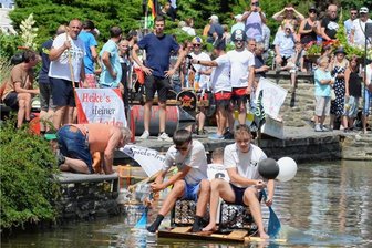 Zwölf kreative Kisten gingen im Sommer 2022 zu Wasser des Gondelteiches. Die Organisatorin hofft auf ähnlich viele Teams zur zweiten Auflage. Bis 31. Mai kann man sich anmelden.