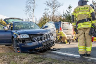Beim Wenden nicht aufgepasst: Schwerer Unfall im Erzgebirge - Drei Verletzte, Straße gesperrt - Ein schwerer Unfall hat sich am Sonntag in Raum, einem Ortsteil von Stollberg, ereignet.