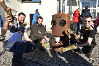 Beim Wintergrillen in Conradsdorf heizen die Karnevalisten ihre Spezialöfen an - Beim Wintergrillen des Conradsdorfer Carnevalsclubs am Bebelheim heizten Oliver Heinrich (l.) Christoph Heinrich und Tim Beger die speziellen Kaminöfen an.