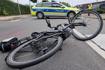 Beim Zusammenstoß mit einem Auto verliert ein Radler in Plauen einen Zahn - Ein Fahrradfahrer ist mit einem Auto kollidiert.