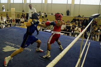Beim Zwickauer Boxturnier: Ehemalige Weltklasse-Kämpfer in der Ringecke - Dzbrail Islamgeriev vom KSSV Zwickau (links) nutzte gegen Rasit Bekirovski aus Eilenburg seinen Reichweitenvorteil, überzeugte mit zahlreichen Kombinationen und gewann seinen Kampf deutlich.