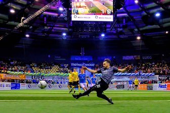 Beim Zwickauer Hallenmasters: Ex-Profi führt Westsachsenauswahl an - Marcel Schlosser war im Finale des Zwickauer Hallenmasters 2020 als fliegender Torwart für den VfB Auerbach im Einsatz. Bei der Neuauflage des Turnieres am 6. Januar 2024 tritt er für die Westsachsenauswahl an.