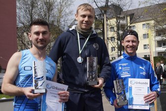 Beim Zwickauer Treppenlauf ging es viermal in Rekordzeit aufs Treppchen - Der Gesamtsieg ging erstmals nach Polen: Rafael Razan (Mitte) gewann vor seinem Landsmann Adrian Bednarski (links) und dem Chemnitzer Tim Maywald-Schönborn (rechts).