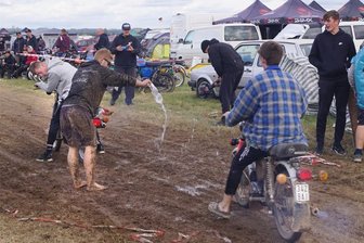 Bein am heißen Motor verbrannt: Vorfall vom Simson-Treffen 2023 landet vor Zwickauer Gericht - Auf dem Simson-Treffen, so wie hier 2020, wird immer viel mit Wasser geplanscht. Dieses Mal ging das schief.