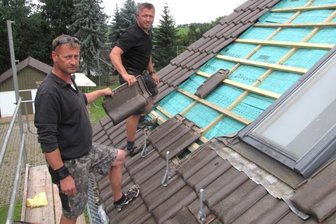 Beißwütige Marder hinterlassen Schaden von mehr als 15.000 Euro - Roger Schroth (vorn) und Daniel Grießhammer von der Rochlitzer Dachdeckergenossenschaft werden noch in dieser Woche das Dach des Hermsdorfer Feuerwehrdepots abgedichtet haben.