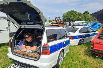 Bekannt aus „Big Brother“: Nicos aus Rochlitz und sein auffälliger Polizei-Anhänger - Nicos Große schlief beim Opeltreffen in Wingendorf in seinem „Polizei-Anhänger“.
