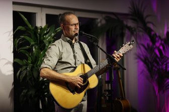 Bekannt durch die Wise Guys: Liedermacher gibt Konzert in Zschorlauer Kirche - Eddi Hüneke gibt am 9. Mai ein Konzert in der Kirche Zschorlau.
