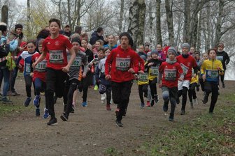 Bekannte Gesichter gewinnen beim Geringswalder Schlossberglauf - Über die 2,1 Kilometer lange Runde siegte in diesem Jahr Maxim Schimpke (Traktor Naundorf), der Vorjahressieger Kalle Hahn vom LWV Geringswalde im Schlussspurt schlug.