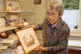 Bekannte Künstlerin aus dem Erzgebirge lädt zu ihrer letzten großen Ausstellung - Christiane Schlüssels Lieblingsmotive sind Tiere – hier im Bild bereitet sie ihre letzte Ausstellung in Auerbach vor.
